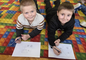 dzieci rysują zimowe piernikowe chatki