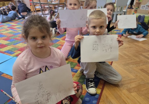 dzieci rysują zimowe piernikowe chatki