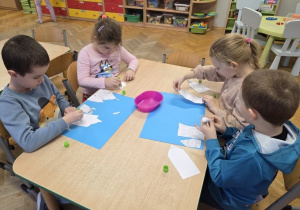 dzieci rysują zimowe piernikowe chatki