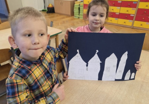 dzieci prezentują powstałe prace