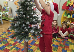 dekorowanie świątecznego drzewka