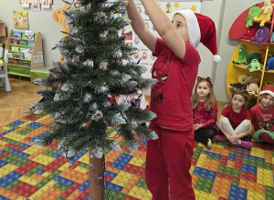 Dekorowanie świątecznego drzewka.