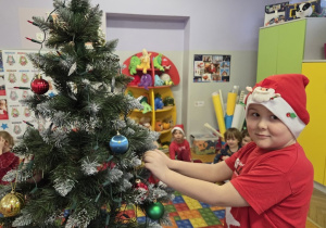 dekorowanie świątecznego drzewka