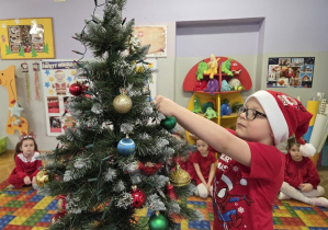 dekorowanie świątecznego drzewka