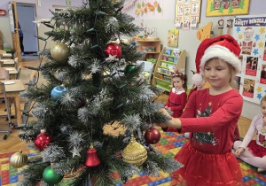 dekorowanie świątecznego drzewka