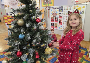 dekorowanie świątecznego drzewka