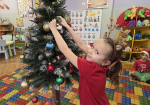 dekorowanie świątecznego drzewka
