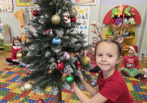 dekorowanie świątecznego drzewka