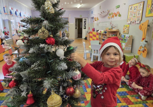 dekorowanie świątecznego drzewka