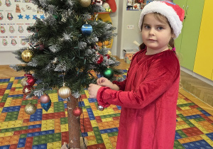 dekorowanie świątecznego drzewka