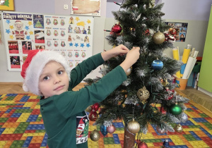 dekorowanie świątecznego drzewka