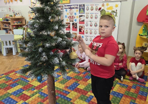 dekorowanie świątecznego drzewka