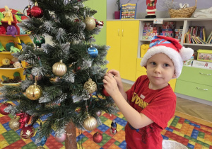 dekorowanie świątecznego drzewka