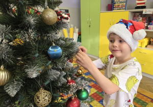 dekorowanie świątecznego drzewka