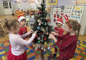 dekorowanie świątecznego drzewka