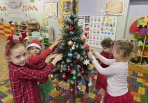 dekorowanie świątecznego drzewka
