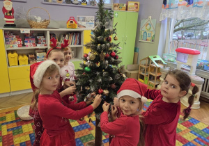 dekorowanie świątecznego drzewka