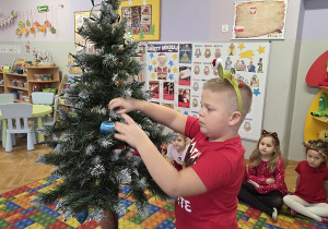 dekorowanie świątecznego drzewka