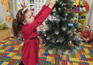 dekorowanie świątecznego drzewka