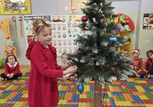 dekorowanie świątecznego drzewka
