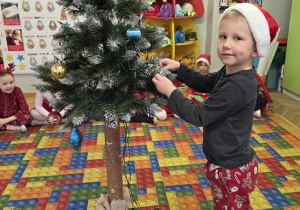 dekorowanie świątecznego drzewka