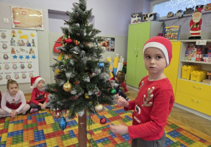 dekorowanie świątecznego drzewka