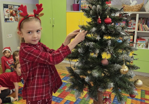 dekorowanie świątecznego drzewka