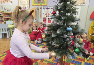 dekorowanie świątecznego drzewka