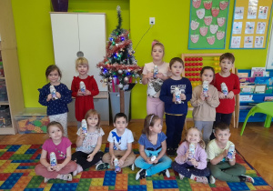 Zdjęcie grupowe przy choince