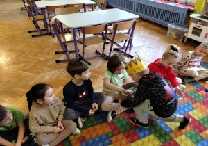 chłopiec częstuje słodkościami