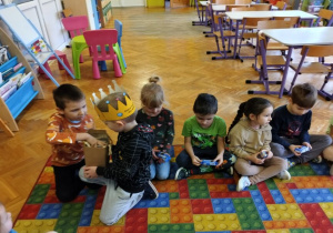 chłopiec częstuje słodkościami