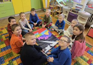 dzieci słuchają wiersza Nosalowo