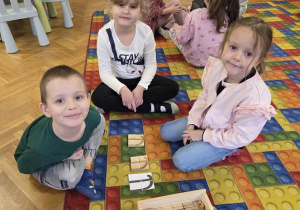 dzieci układają wylosowane litery