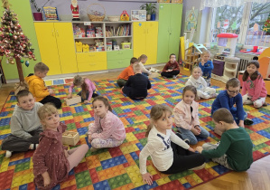 dzieci układają wylosowane litery