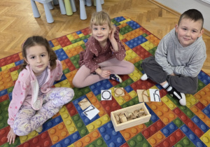 dzieci układają wylosowane litery