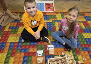 dzieci układają wylosowane litery