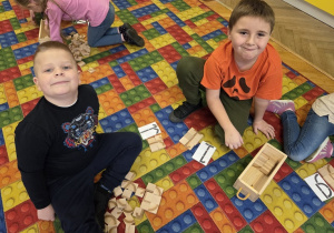 dzieci układają wylosowane litery