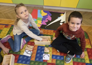 dzieci układają wylosowane litery