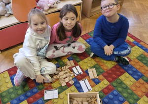 dzieci układają wylosowane litery