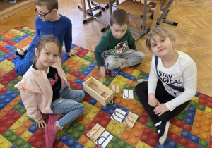 dzieci układają wylosowane litery