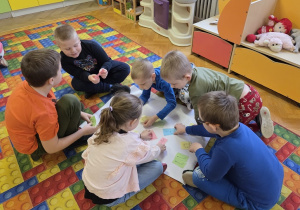 dzieci układają wylosowane litery