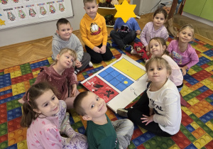 dzieci słuchają wiersza - Muzeum