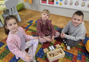 dzieci układają litery - u i n