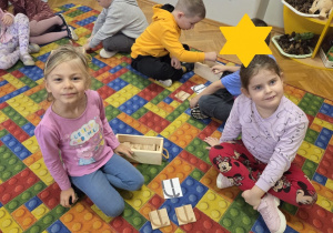 dzieci układają litery - u i n