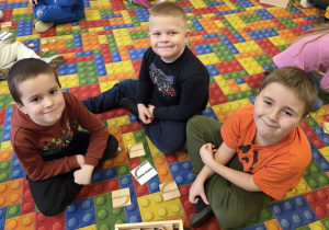 dzieci układają litery - u i n