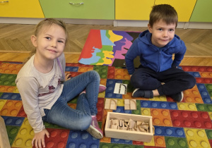 dzieci układają litery - u i n