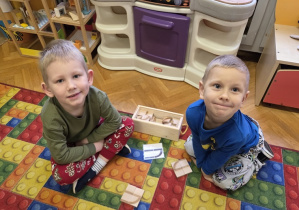 dzieci układają litery - u i n