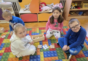 dzieci układają litery - u i n