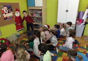 chłopiec losuje zadanie