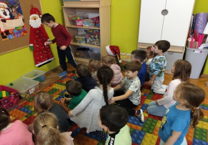 chłopiec losuje zadanie